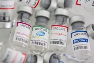 Todas las vacunas que se aplican en Colombia previenen la enfermedad grave y la muerte. • Imagen: El País.