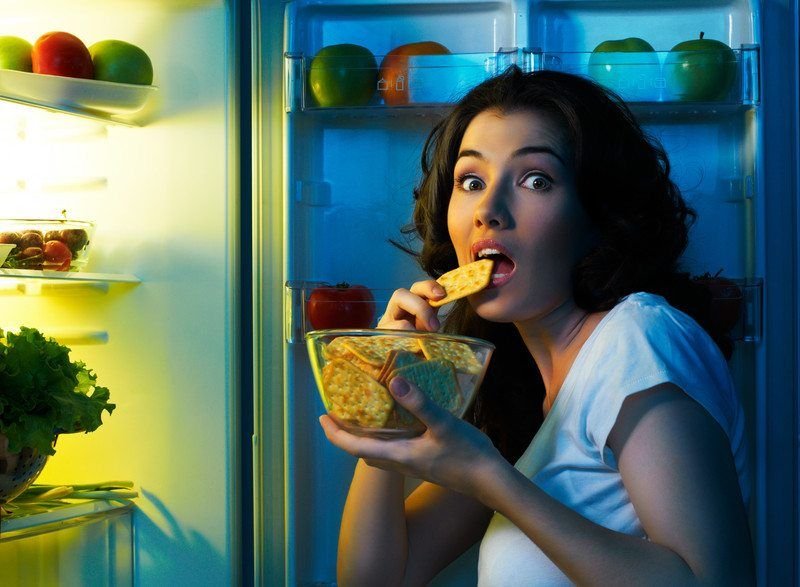 Estar "picando" alimentos o comer a deshoras puede traer consecuencias negativas para nuestra salud. • Imagen: Foodfornet.