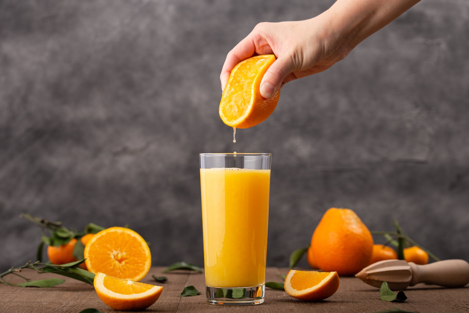 Para un desayuno más nutritivo, resulta mejor comer la naranja entera que tomarla en jugo. • Imagen: wirestock, Freepik.