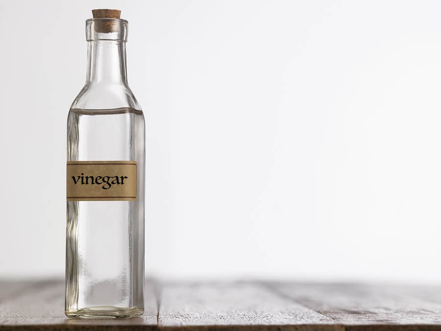 Una solución de 5 cc de vinagre blanco disueltos en un litro de agua sirve para limpiar muchos vegetales y otros alimentos. • Imagen: Mejor Con Salud.