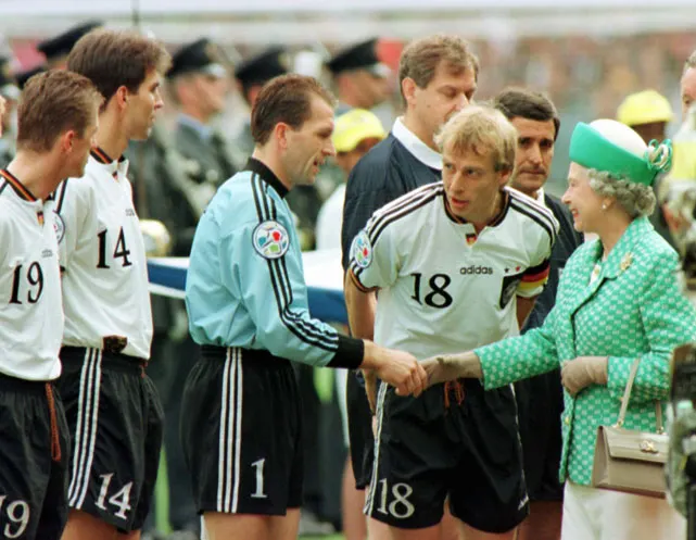 La reina Isabel II y el equipo alemán de fútbol, en partido jugado en Wembley por el campeonato europeo. Aparecen desde la derecha: Jurgen Klinsmann, Andreas Kopke, Markus Babbel y Thomas Strunz. • Imagen: Sports Illustrated.