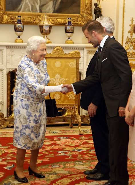 La Reina Isabel II y David Beckham. • Imagen: Twitter @Historia_Fotos