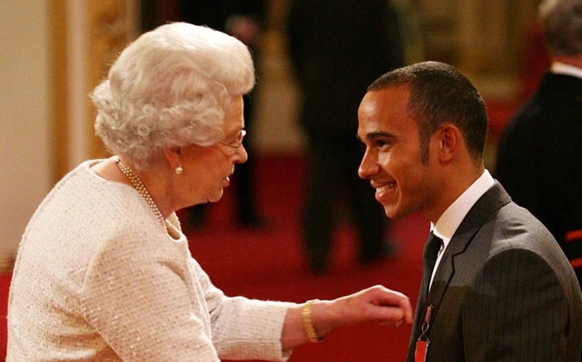 La Reina Isabel II nombra caballero a Lewis Hamilton. • Imagen: Milenio.