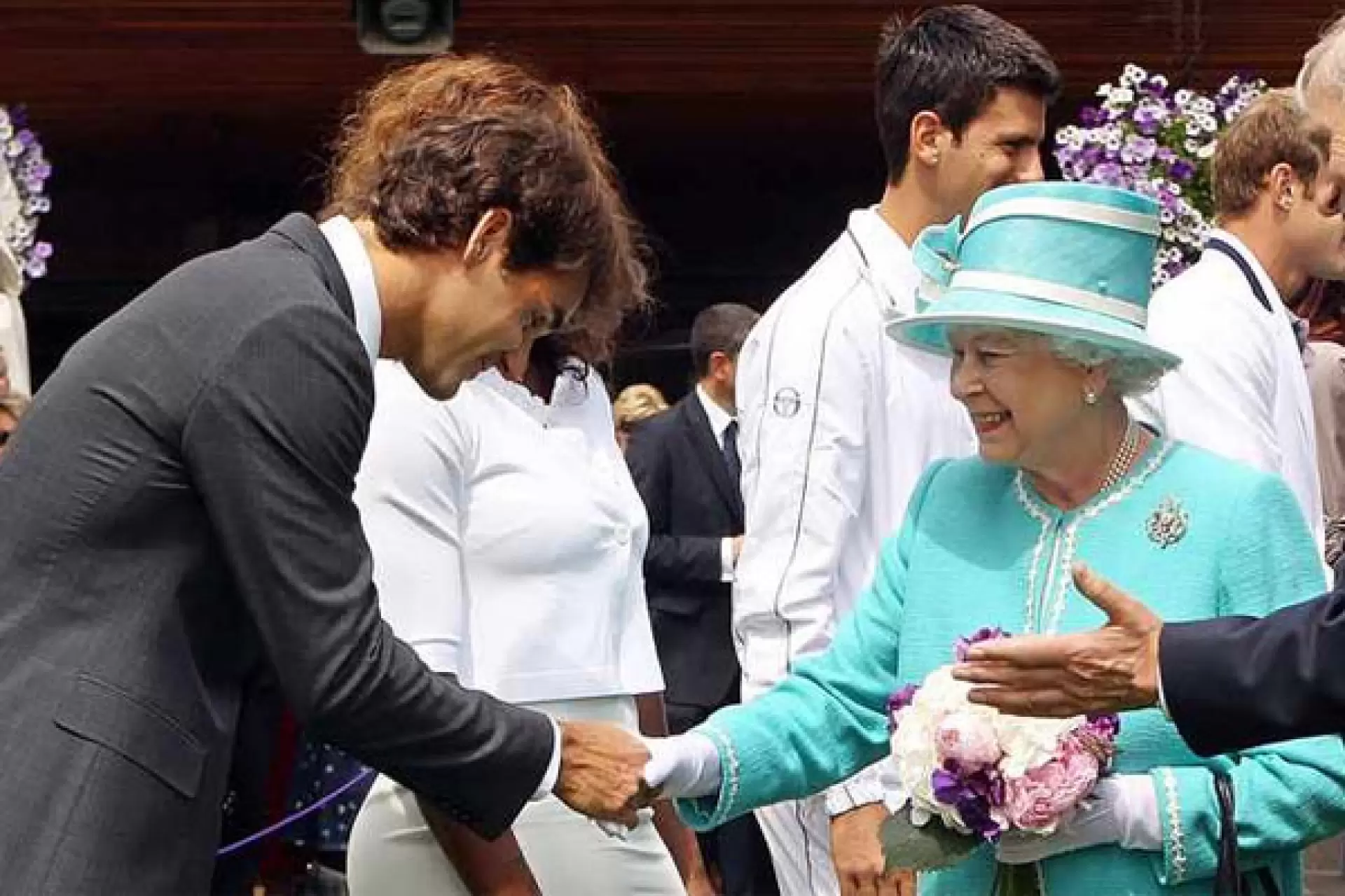 La reina Isabel II y Roger Federer. • Imagen: Tennis World.