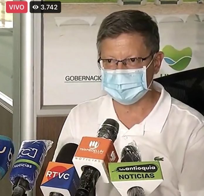 El gobernador (e), Luis Fernando Suárez, anunció este sábado las nuevas medidas para frenar la pandemia en Antioquia. Le contamos. | Imagen: Gobernación de Antioquia.