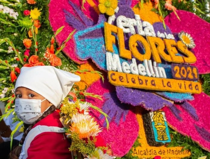 Regresa la Feria de las Flores y con ella vuelven los eventos públicos. La Alcaldía de Medellín ha implementado medidas de bioseguridad para quienes quieran asistir y hacer uso de los sitios públicos. • Foto: Comunicando Belén.