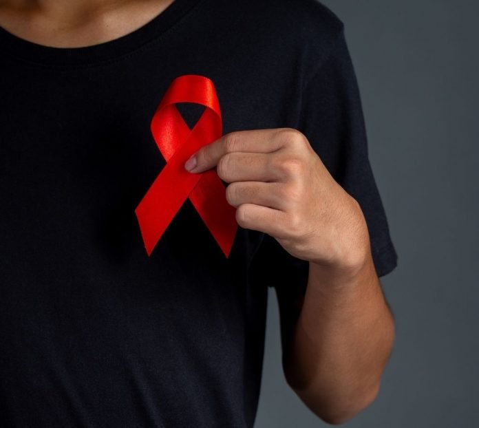 ¿Es lo mismo VIH que sida? ¿Existe una cura o un tratamiento efectivo? En el Día Mundial del sida respondemos a estas y otras preguntas. • Imagen: Freepik.