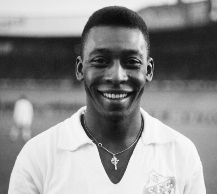 Edson Arantes do Nascimento, más conocido como Pelé, dejó una huella imborrable en la historia de los Mundiales de Fútbol. • Imagen: Los Angeles Times.