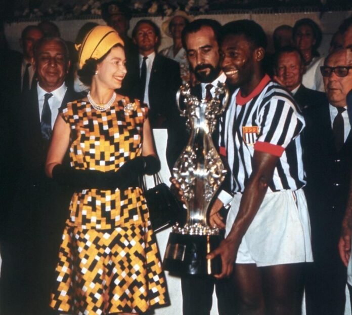 La reina Isabel II conoció a Pelé en 1968, año en que le vio jugar en el Maracaná. • Imagen: Twitter @Pele