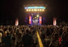 La Feria de las Flores ilumina las noches con música y tradición en la Plaza Gardel hasta el 7 de agosto